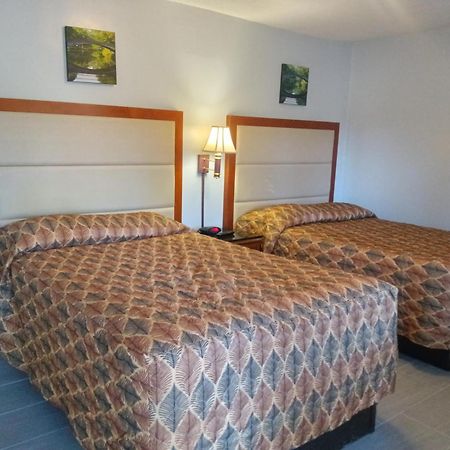 Maple Leaf Motel New Milford Екстер'єр фото
