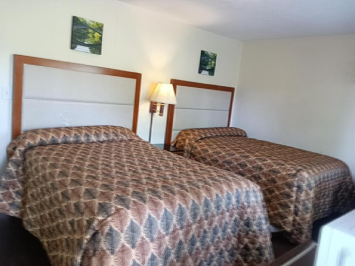 Maple Leaf Motel New Milford Екстер'єр фото