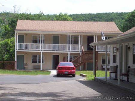 Maple Leaf Motel New Milford Екстер'єр фото